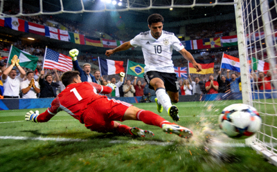 世界杯淘汰赛阶段紧张的点球大战瞬间